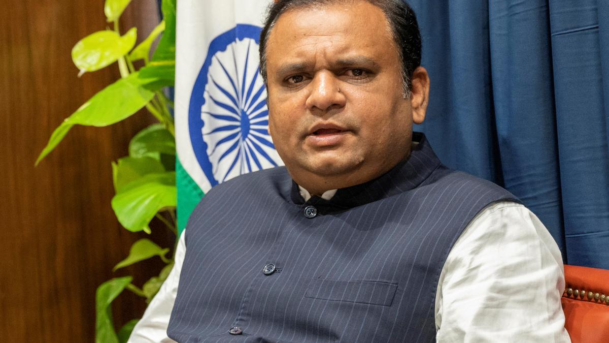 MLAs disqualification row | Ahead of hearing in Supreme Court, Maharashtra Speaker Narwekar heads to Delhi