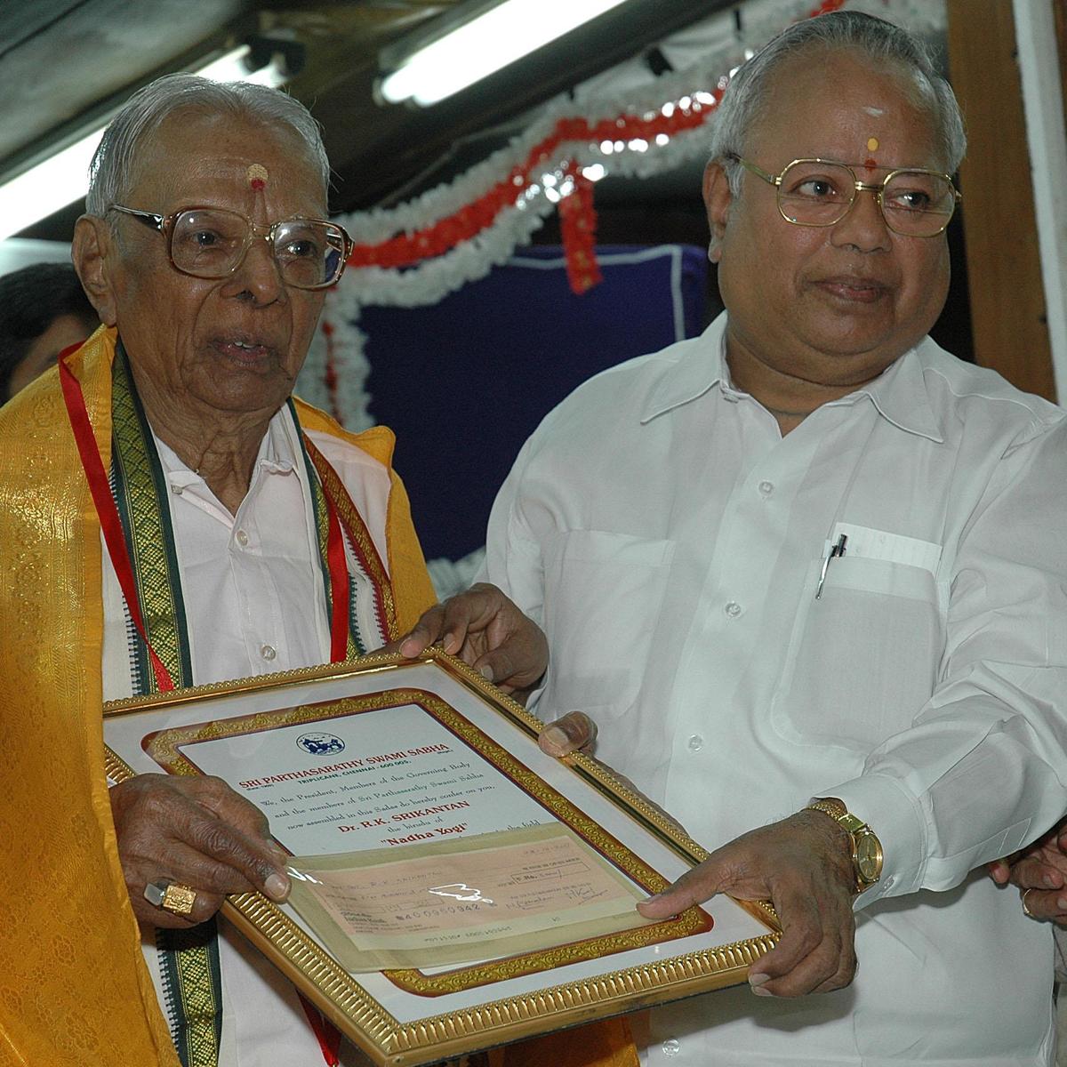Nalli Kuppuswami Chetti confers the Nadha Yogi title on R.K. Srikantan  at Chennai’s Parthasarathy Swami Sabha on December 28, 2007.