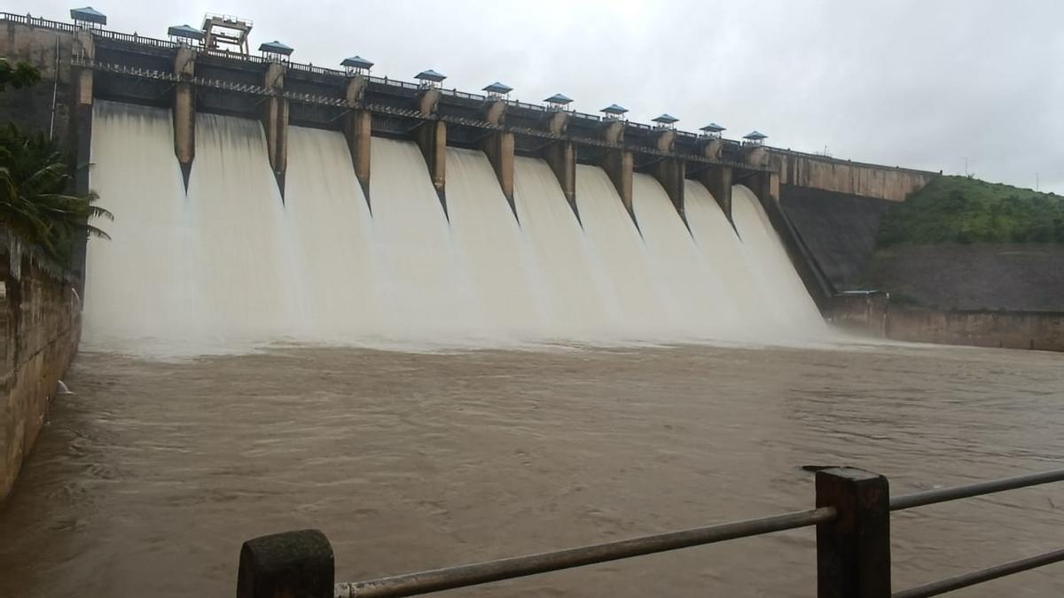 Nearly 2 lakh cusecs of water released from Almatti dam