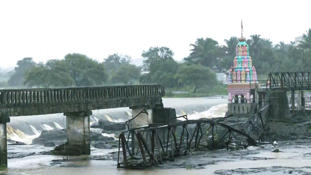 पुण्यातील पूल दुर्घटना: इंद्रायणी नदीवरील पूल कोसळण्यापूर्वीच धोकादायक घोषित, मुख्यमंत्री फडणवीस यांचे वक्तव्य