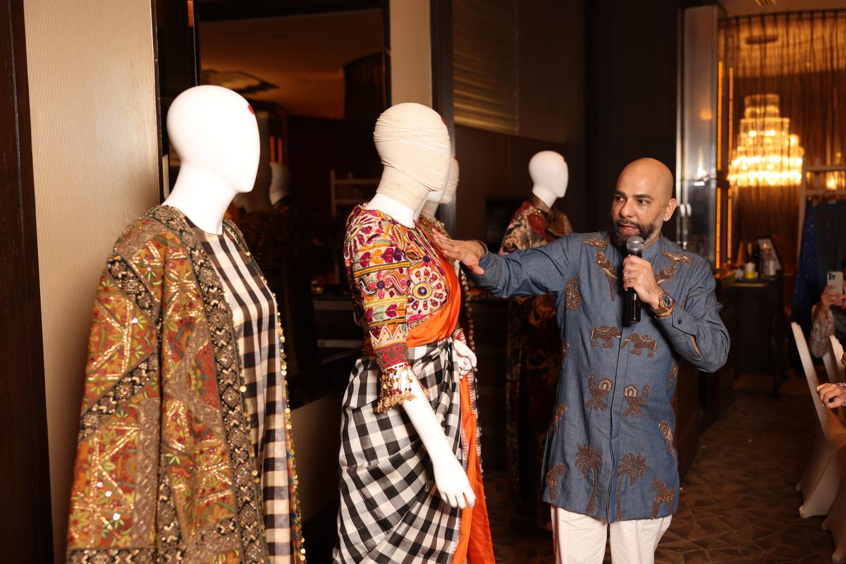 संग्रहणीय वस्तुओं में मद्रास चेक वाली यह साड़ी और रबारी शॉल की चौड़ी नारंगी बॉर्डर शामिल है