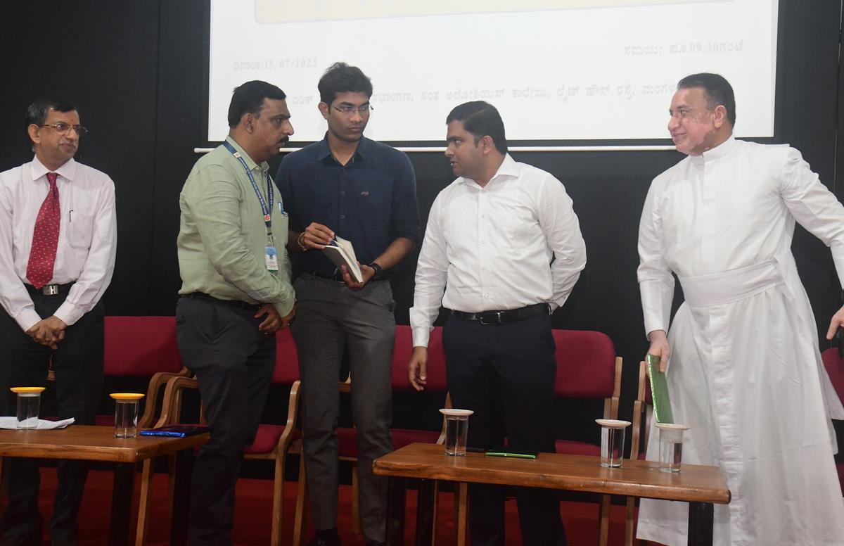 Deputy Commissioner Mullai Muhilan intracting with officials at a workshop at St. Aloysius College, in Mangaluru on Saturday.