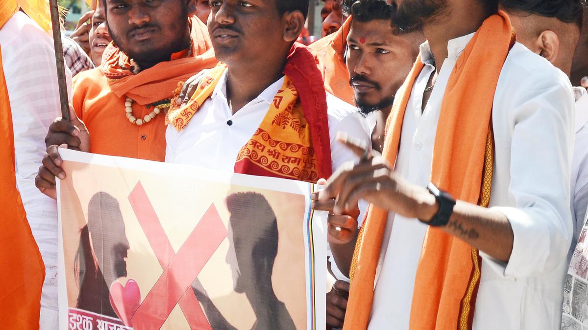 Valentine’s Day | Bajrang Dal activists drive away couples in Gandhinagar park, take out protest march in Nagpur