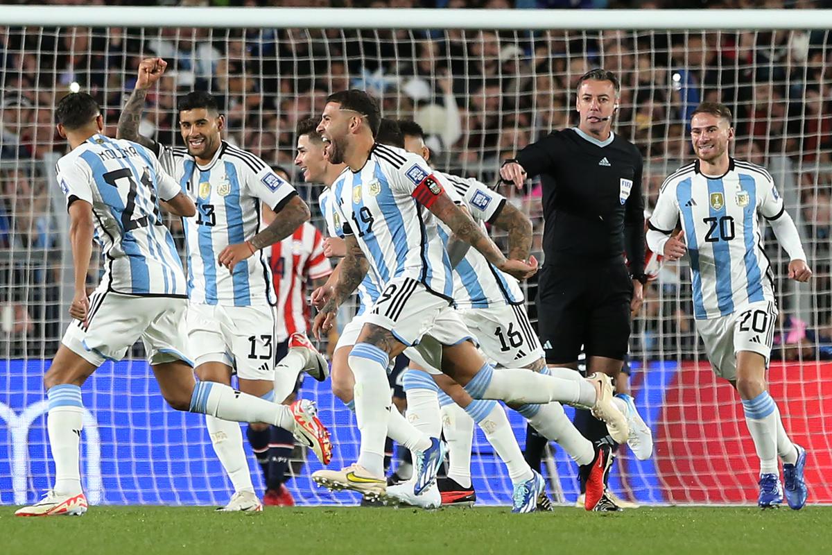 Otamendi anotó en la victoria de Argentina por 1-0 sobre Paraguay, Messi entró como suplente