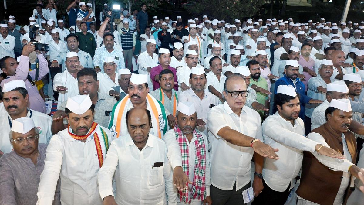 Congress holds night-long satyagraha against scrapping of MGNREGA in Mysuru