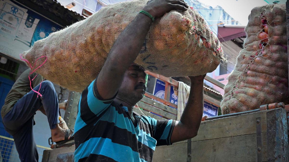 Government lifts ban on onion exports; imposes minimum export price of $550/tonne
