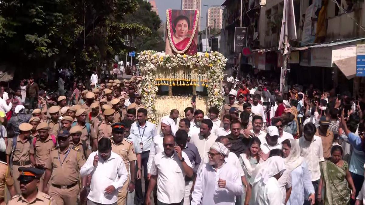 Asha Bhosle cremated with full state honours