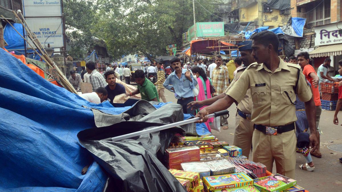 Bombay High Court pulls up Maharashtra government and BMC for its failure of implementing Street Vendors Act 2014 &nbsp;
