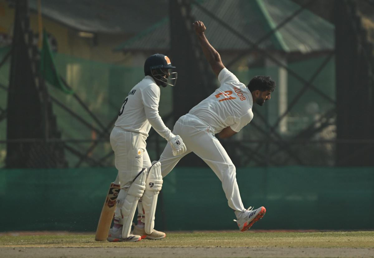 Right-arm medium-fast bowler Auqib Nabi during Ranji Trophy match against Mumbai at the Sher-I-Kashmir Stadium on October 16, 2025.