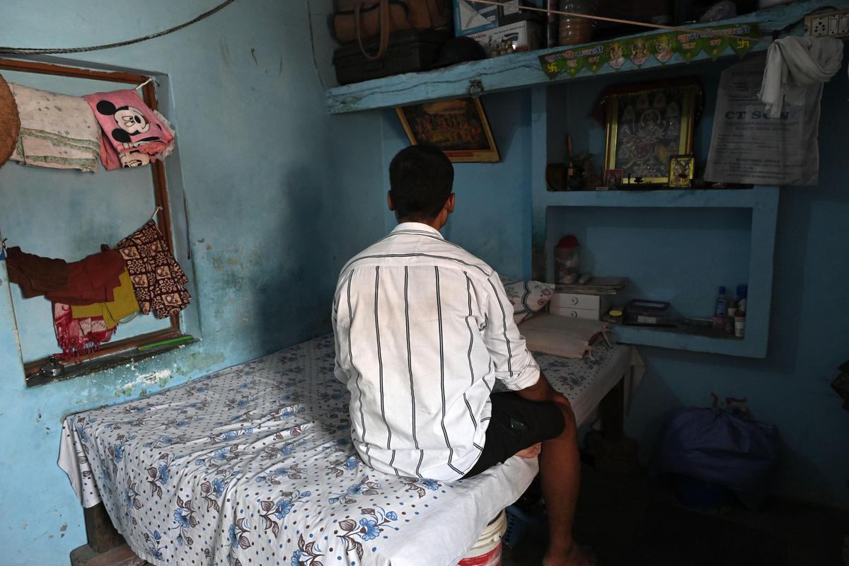 यूपी के जालौन जिले का एक प्रवासी श्रमिक यश, बेहतर भविष्य बनाने की उम्मीद में हाल ही में नोएडा चला गया। फ़ाइल यूपी के जालौन जिले का एक प्रवासी श्रमिक यश, बेहतर भविष्य बनाने की उम्मीद में हाल ही में नोएडा चला गया। फ़ाइल