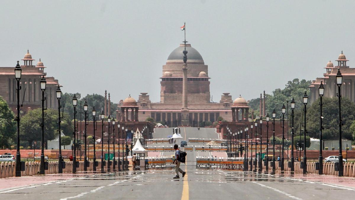 Delhi temperature: Mercury likely to touch 44 degrees Celsius; IMD issues alert for heatwave-like conditions