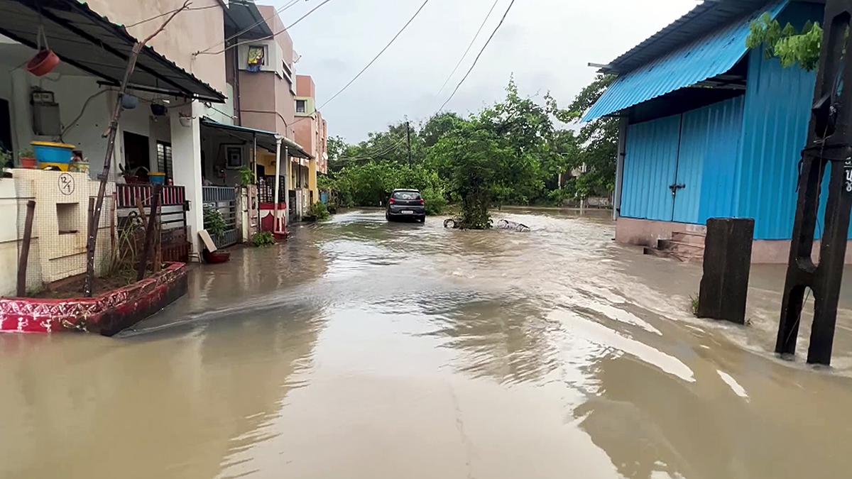 Heavy rain in Gujarat causes waterlogging; Mahuva taluka in Surat gets ...