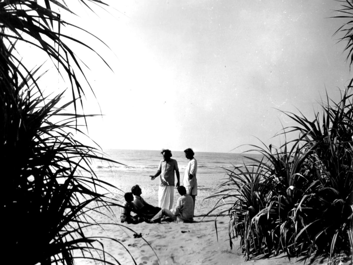 Artists of Cholamandal at the beach, in the early days 