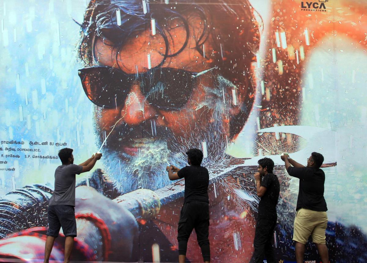 प्रशंसक अल्बर्ट थिएटर में रजनीकांत अभिनीत फिल्म काला की रिलीज का जश्न मना रहे हैं