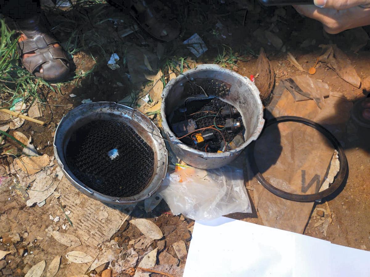 A cooker fitted with detonator, wires and batteries found during the investigation after an explosion in an auto-rickshaw in Mangaluru, on November 20, 2022. 
