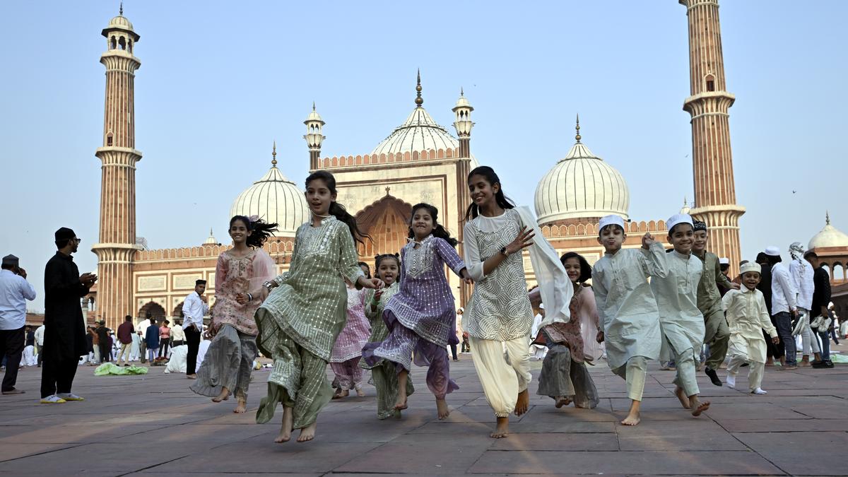 https://th-i.thgim.com/public/incoming/lahs3w/article69667737.ece/alternates/LANDSCAPE_1200/22_Eid_Prayer_Jama_Masjid_07_06_Delhi.jpg