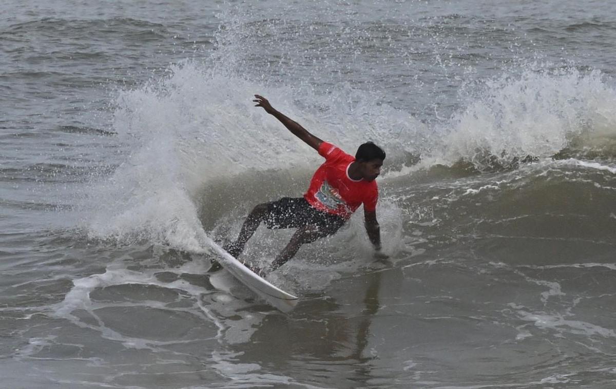 Un surfista in azione durante la settima edizione dell'NMPA Indian Open of Surfing presso la Blue Bay Tannirbhavi Eco Beach a Mangaluru venerdì.