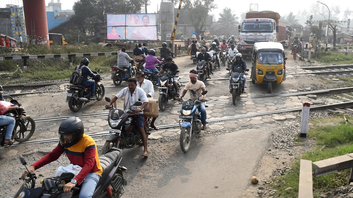 Traffic jams a regular feature at Manapuram railway gate in Vizianagaram district of Andhra Pradesh