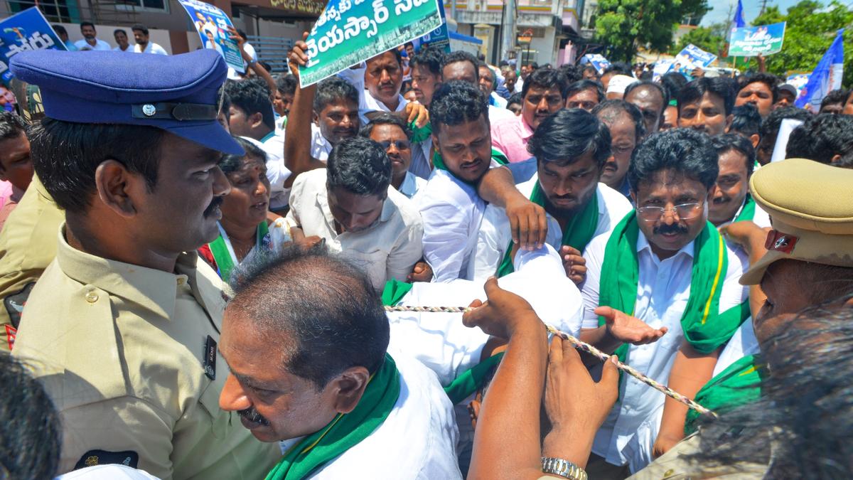 YSRCP leaders allege government cheated farmers in Ongole