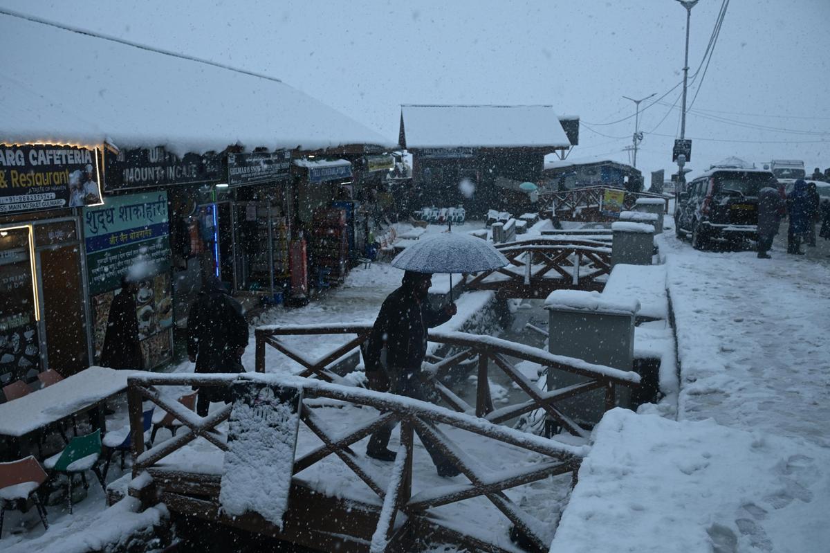 Los turistas disfrutan de la estación de esquí cubierta de nieve en Gulmarg durante una nevada fresca en la famosa estación de esquí de Gulmarg, a 55 km de Srinagar, el 21 de diciembre de 2025. 