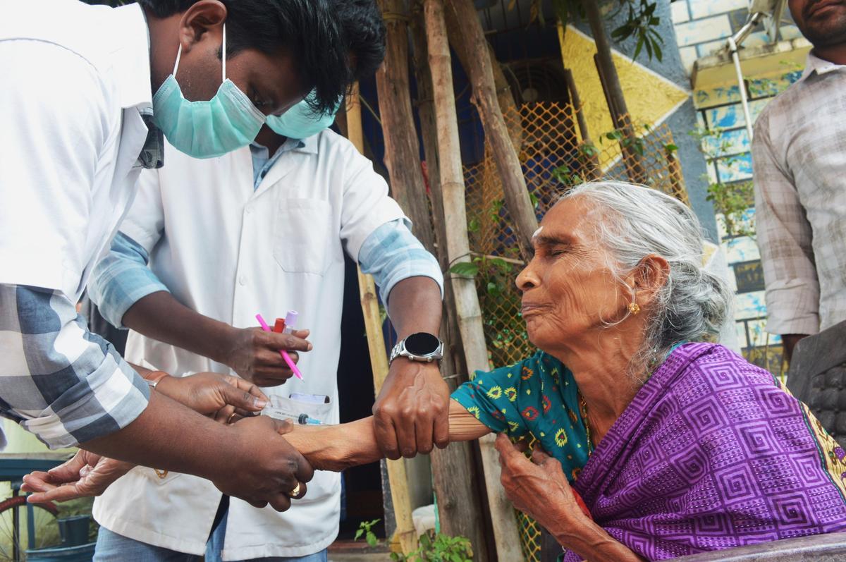 Una donna anziana dona il suo sangue per gli esami durante un controllo porta a porta a Chowdeswaranagar a Rajamahendravaram