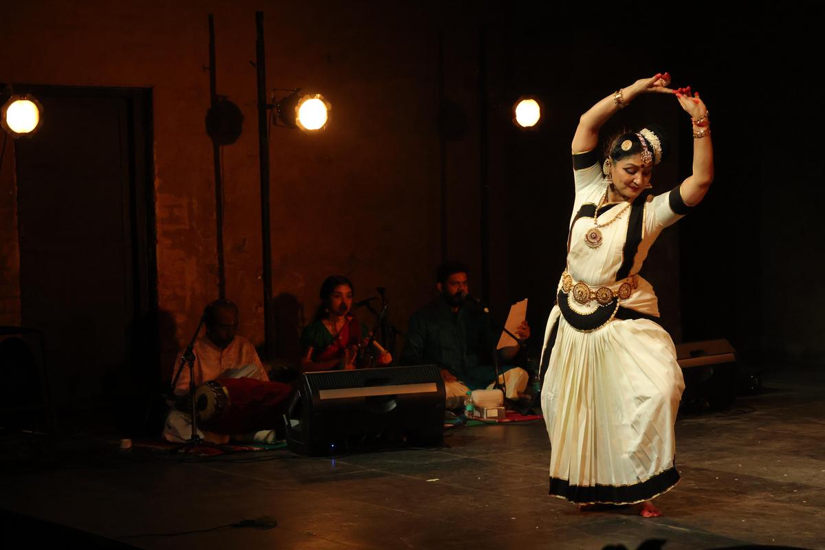 विनीता नेदुंगडी को मृदंगवादक कल्लेकुलंगरा उन्नीकृष्णन और कथावाचक और नट्टुवंगम कलाकार अंजिता नंबिसन का समर्थन प्राप्त है।