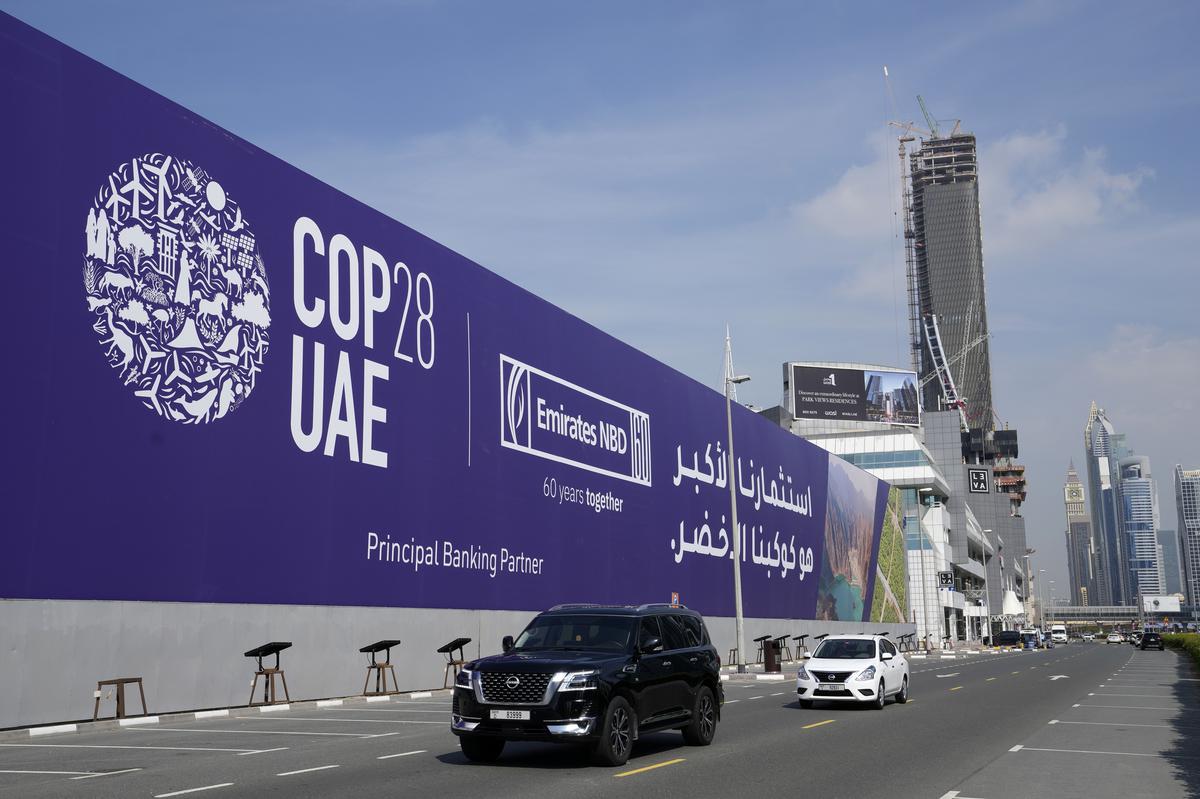 هل سيساعد مؤتمر الأمم المتحدة المعني بتغير المناخ (COP28) دولة الإمارات على التحول إلى اقتصاد ما بعد النفط؟  |  شرح