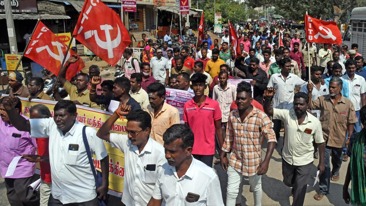 Tangedco contract workers stage road roko, arrested