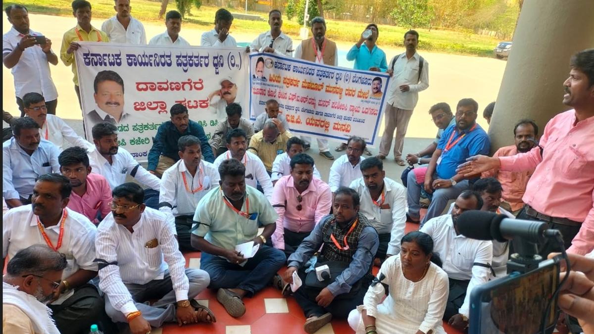 Presspersons stage protest in Davangere