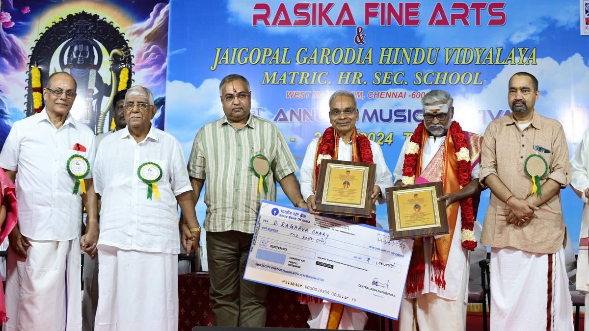 Rasika Fine Arts and JGHV School felicitates musicians