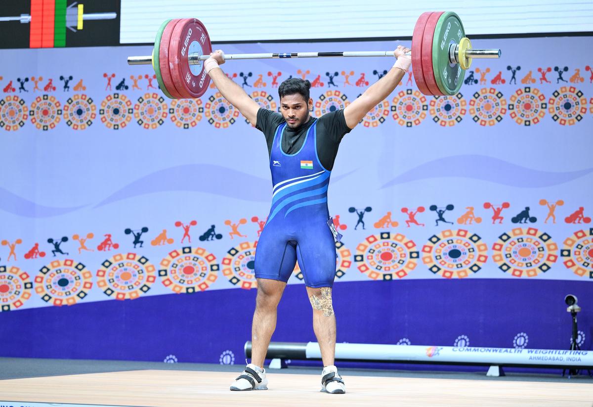 Ajaya Babu em ação no campeonato de levantamento de peso da Commonwealth. 