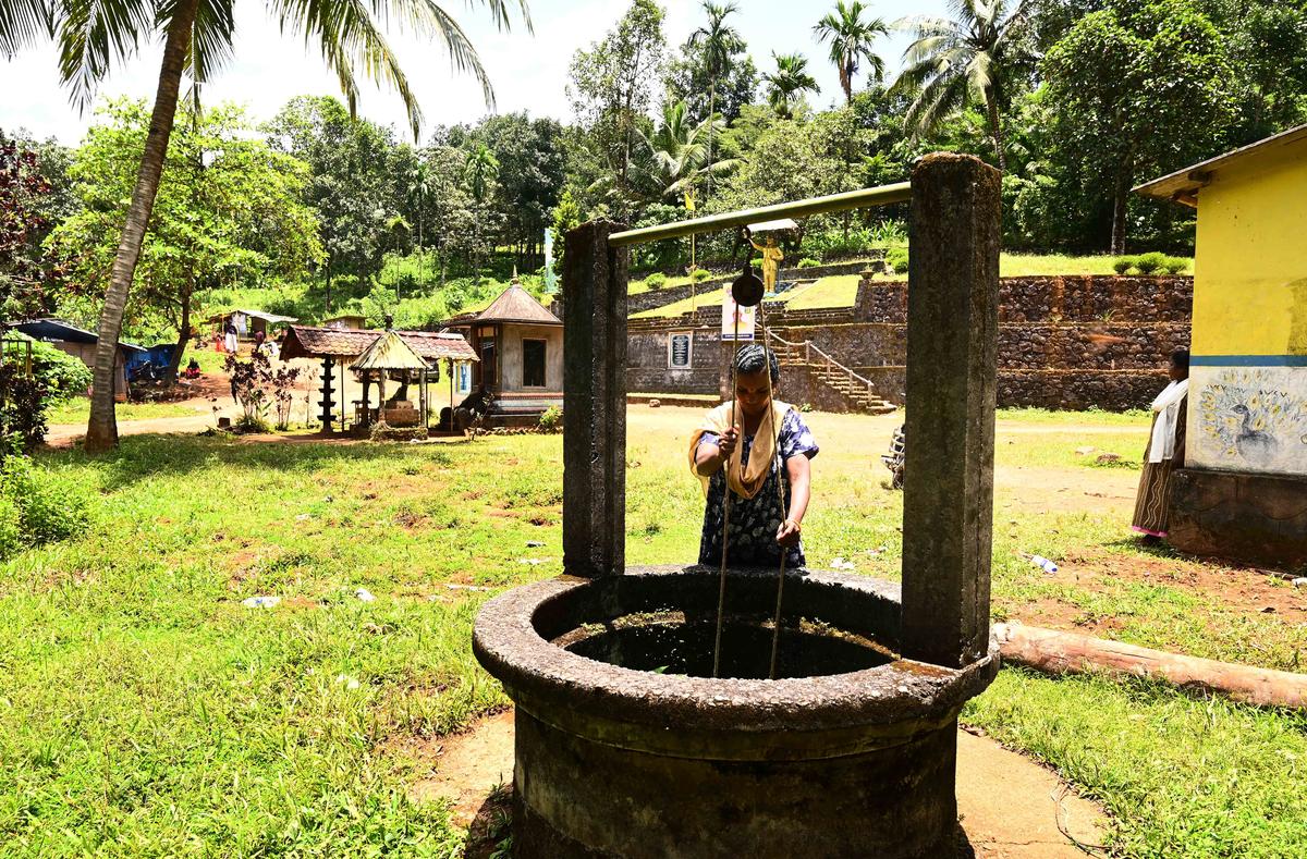 শোভানা চেঙ্গারা বন্দোবস্তের কমিউনিটি হলের কাছাকাছি থেকে জল টানেন। 