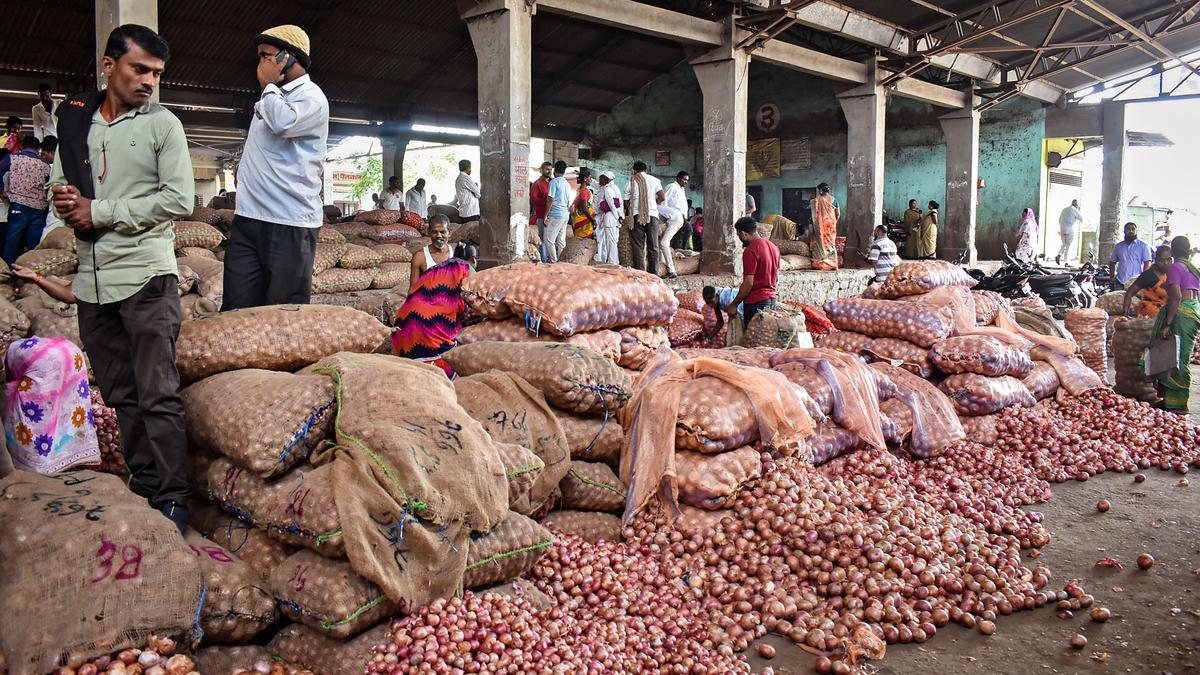 Maharashtra’s onion traders continue their strike, to meet Marketing Minister today