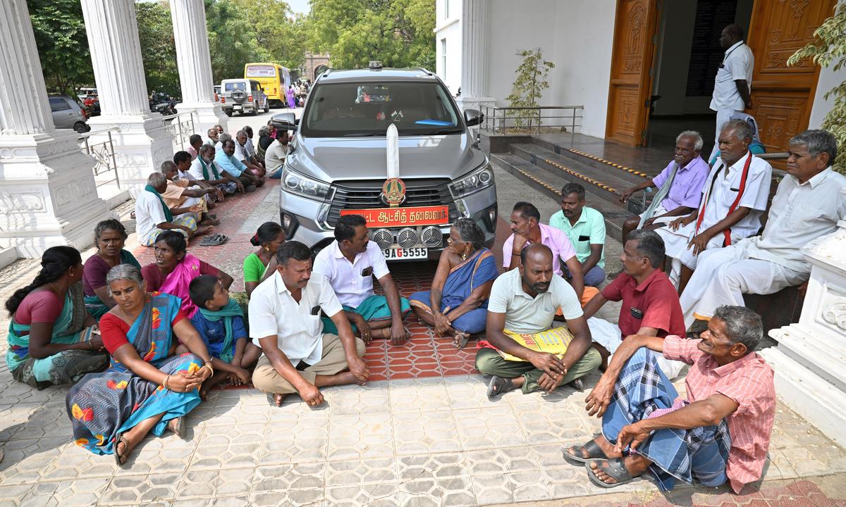 Villagers of Kallikudi taluk protest demanding closure of illegal quarries  - The Hindu