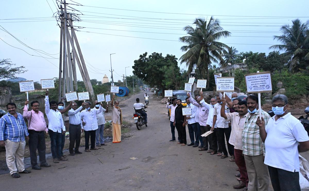 Residents holding placards against the plant at the entrance of APHB Colony.