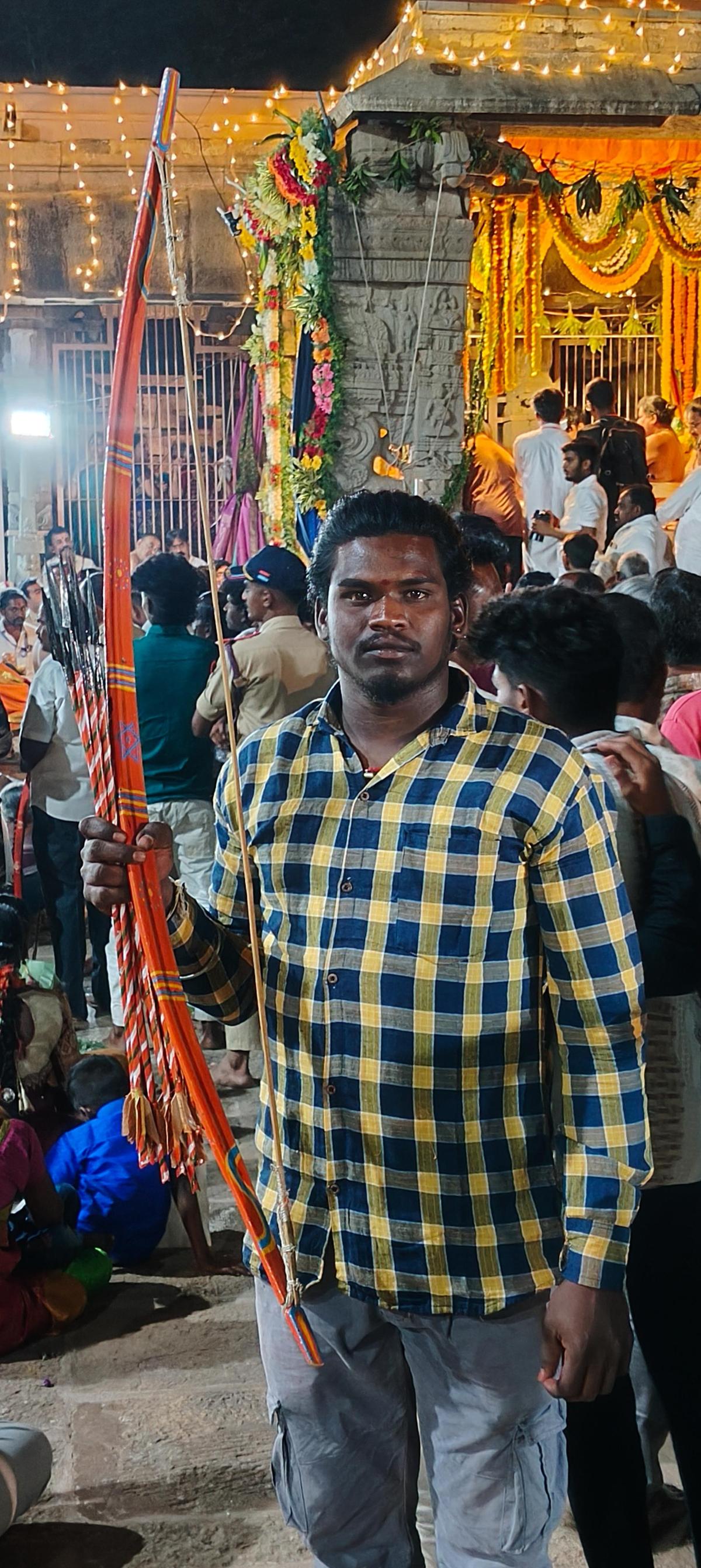 Um jovem tribal Chenchu ​​com arco e flechas participando do Paruveta Utsavam no templo Ahobilam durante as festividades Kanuma.