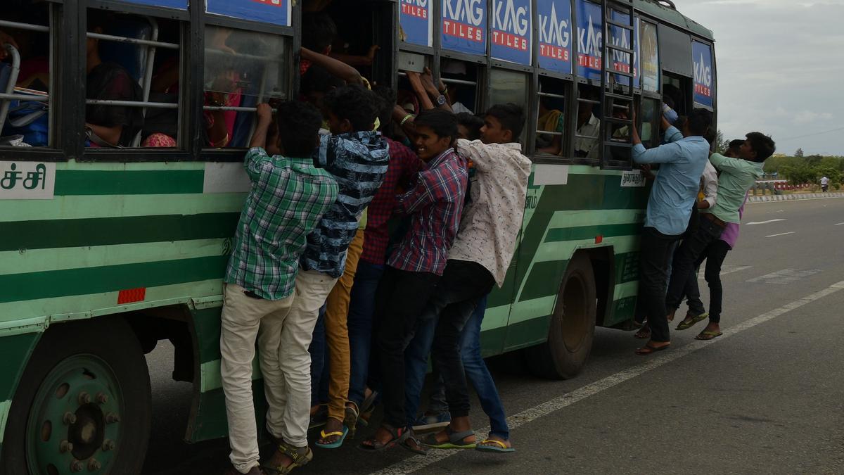 SFI urges district administration to improve bus services for college students