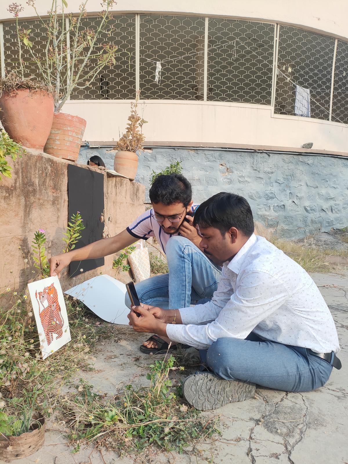 तीव्र फोकस... एक फोटोग्राफी सत्र के दौरान 