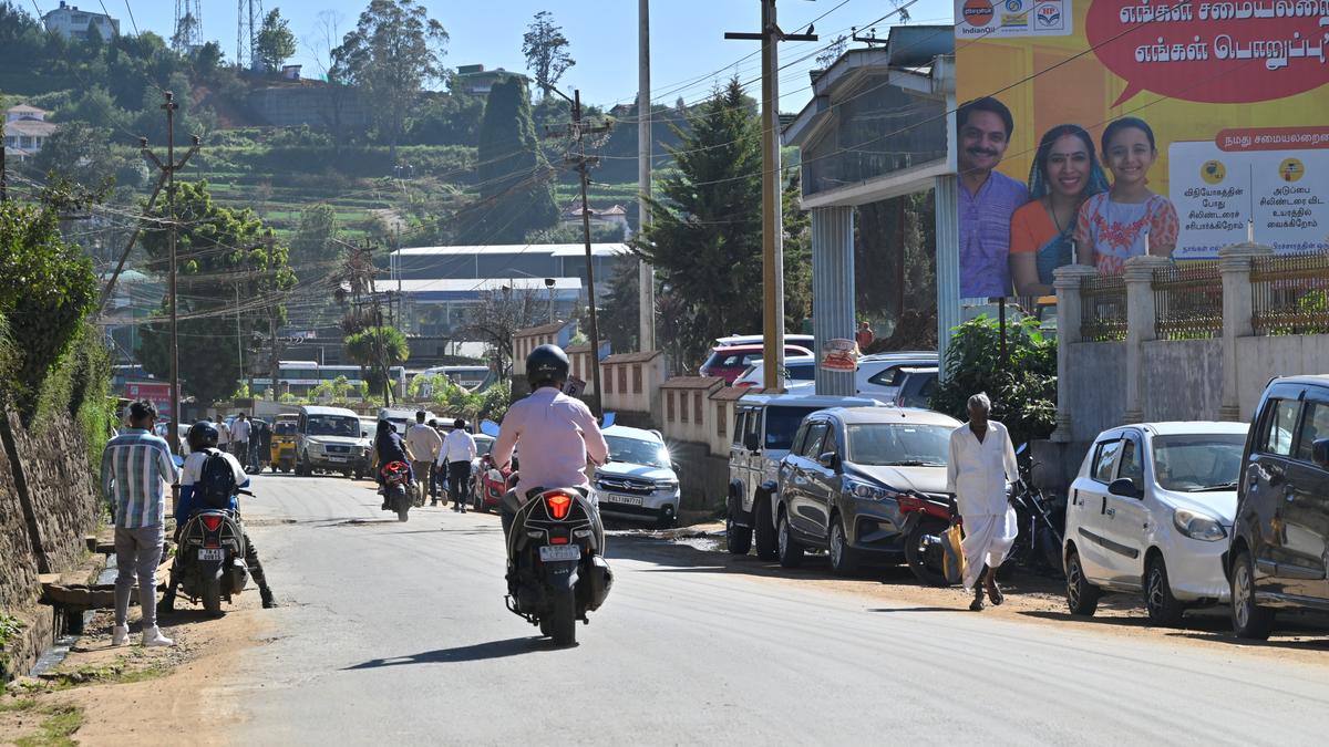 Illegal parking outside Ooty Railway station leading to traffic snarls