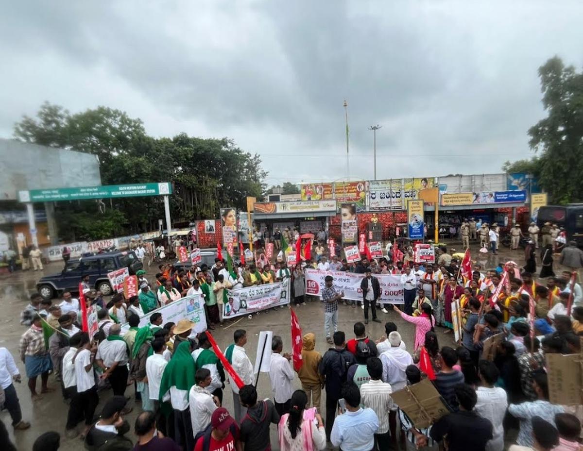 एआईडीएसओ के नेतृत्व में विभिन्न संगठनों के सदस्यों ने बुधवार के बंद के समर्थन में दावणगेरे में रेलवे स्टेशन के पास प्रदर्शन किया।