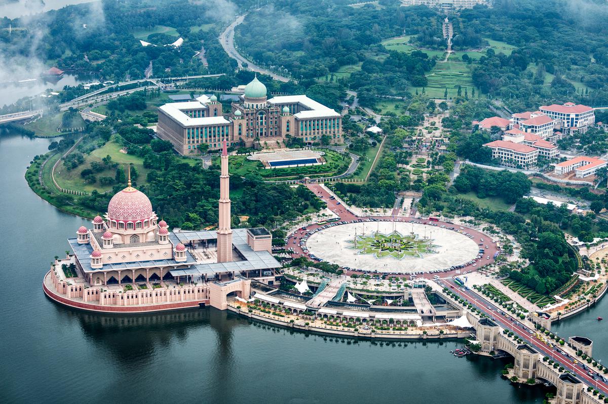 Vista aérea da cidade planejada de Putrajaya, que serve como capital administrativa e judicial da Malásia.