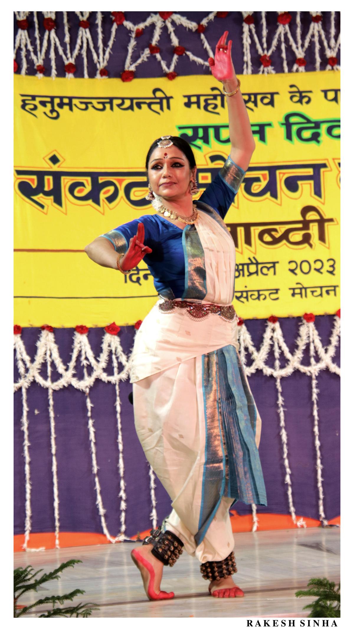 Senior Bharatanatyam dancer Rama Vaidyanathan performing at Sankat Mochan Sangeet Samaroh in 2023.