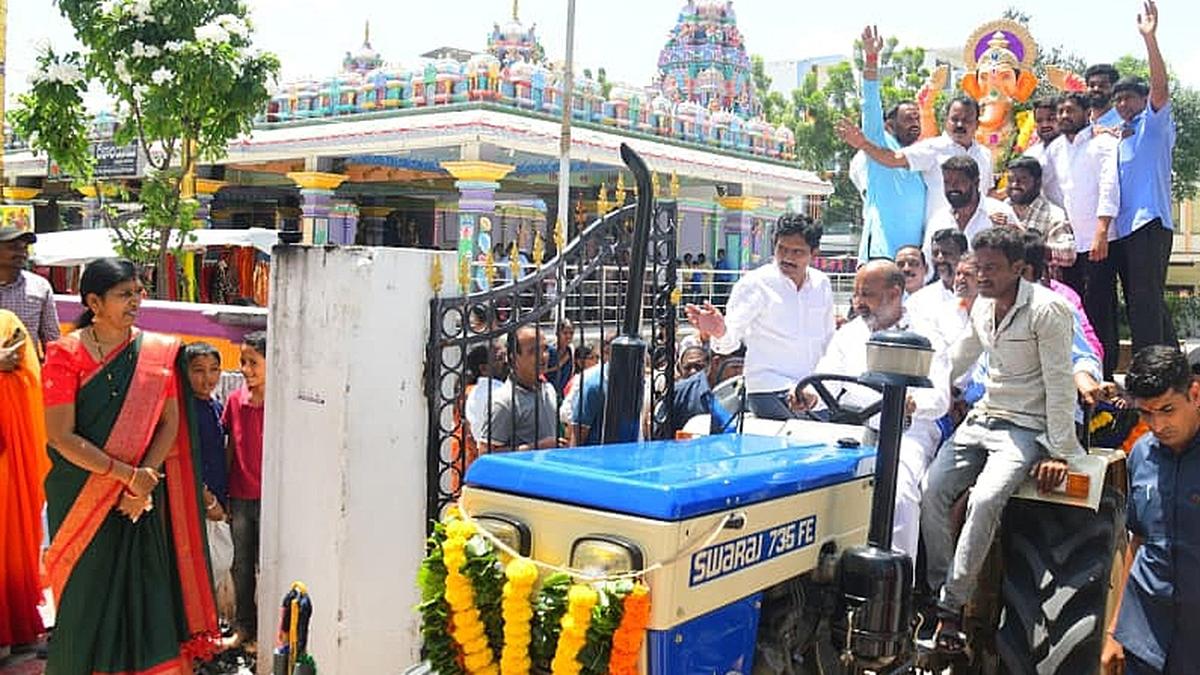 Shoba yatra: colourful Ganesh idols of myriad avatars cynosure of all eyes at Ganesh immersion fete