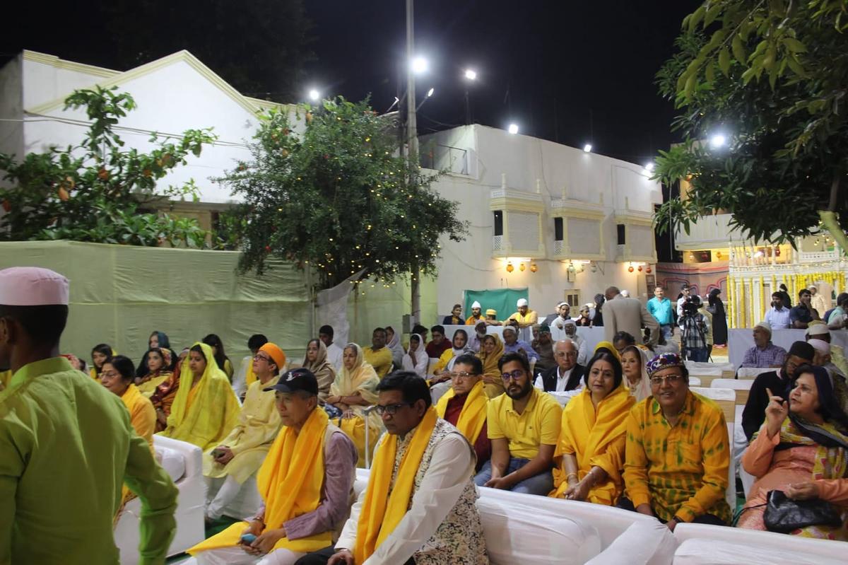 (Foto de arquivo) Público segue código de vestimenta amarelo 