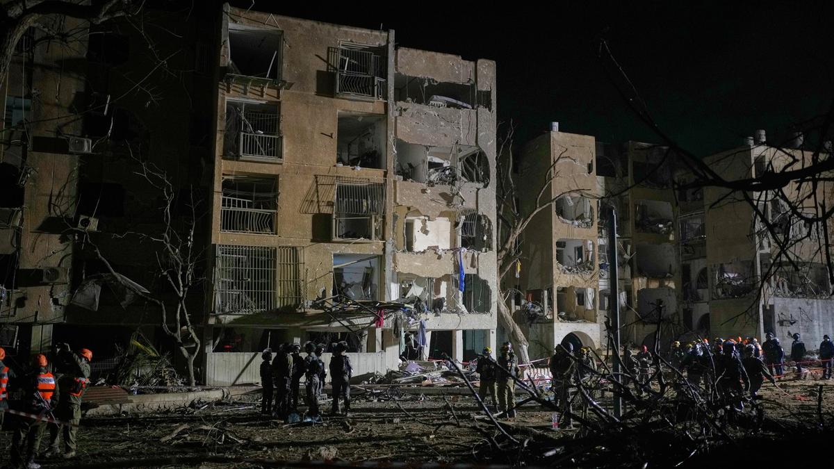 ईरान-इज़राइल युद्ध लाइव: ईरान के मिसाइल हमलों में दो दक्षिणी इज़राइली शहरों में 100 से अधिक घायल हो गए