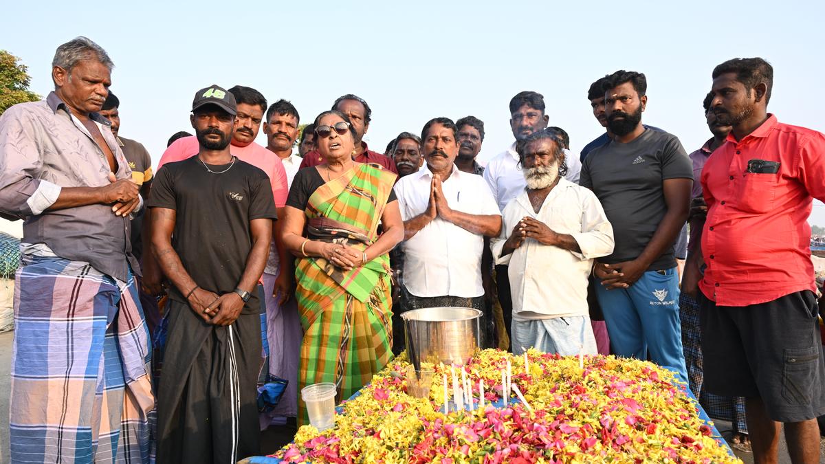 Fishermen pay tribute to tsunami victims in Thoothukudi, Kanniyakumari districts