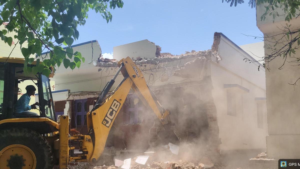 Revenue and police remove encroachment in waterbody as per HC directive in Virudhunagar district