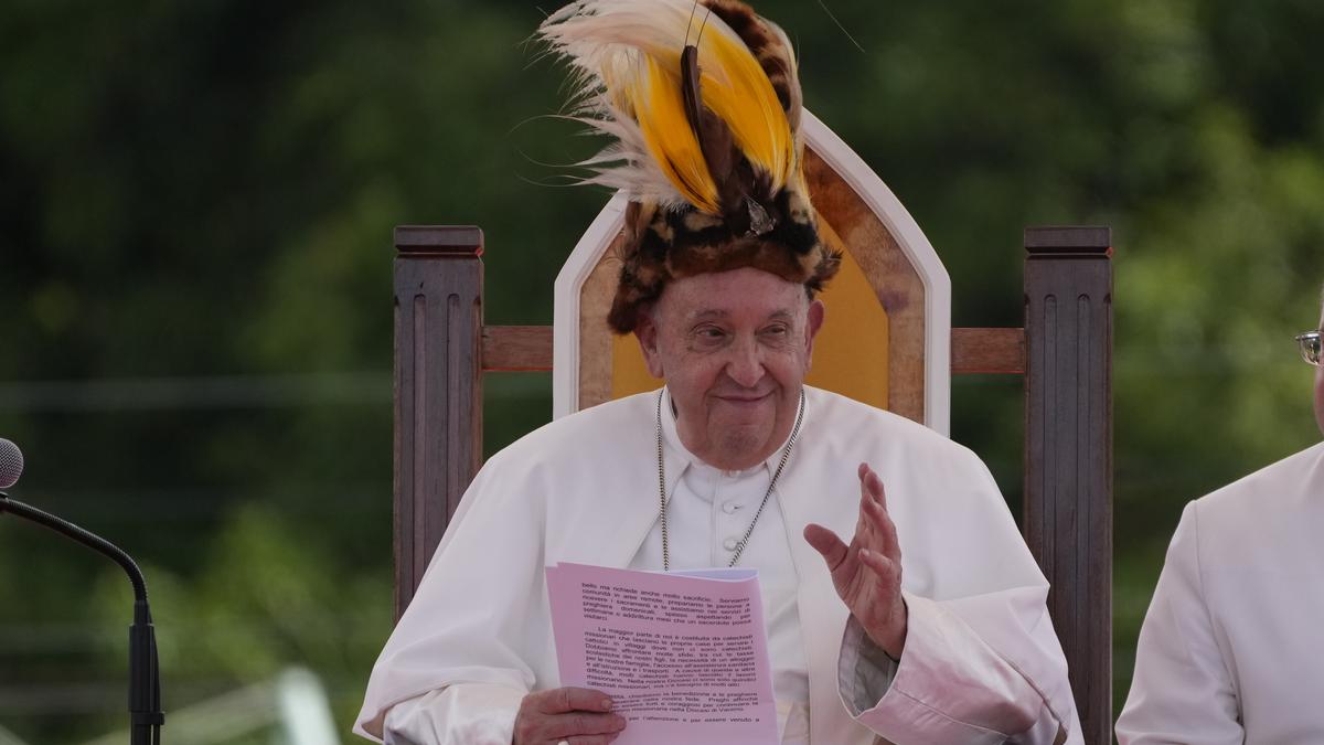 Pope arrives in remote jungles of Papua New Guinea, brings in a ton of humanitarian aid and toys