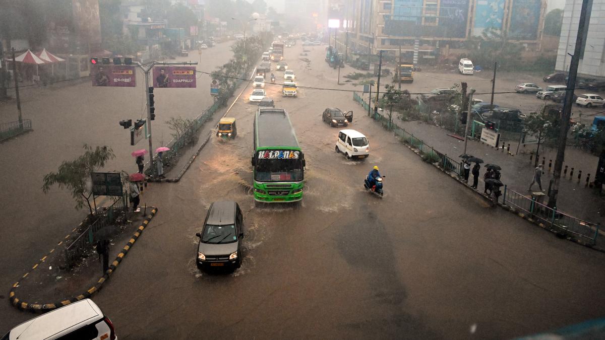 1.08 lakh commuters travelled in Kochi metro when arterial roads were flooded