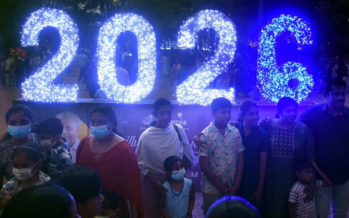 नए साल के जश्न से पहले पर्यटक कोझिकोड के मननचिरा स्क्वायर पर इकट्ठा हुए।